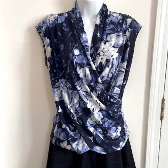 Flattering crossed top - Picture 1 of 3